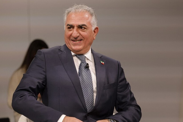 رضا بهلوي يدعو القوات العسكرية والأمنية في إيران إلى الانضمام للشعب