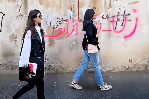 النظام يضغط.. والنساء تقاوم.. والحكومة تعلن فشلها أخيرا في فرض الحجاب الإجباري