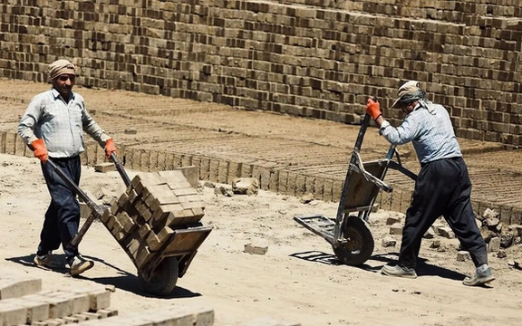 صحيفة إيرانية:
العمال يضطرون للعمل في أكثر من مهنة.. ولا يستطيعون تلبية حاجاتهم