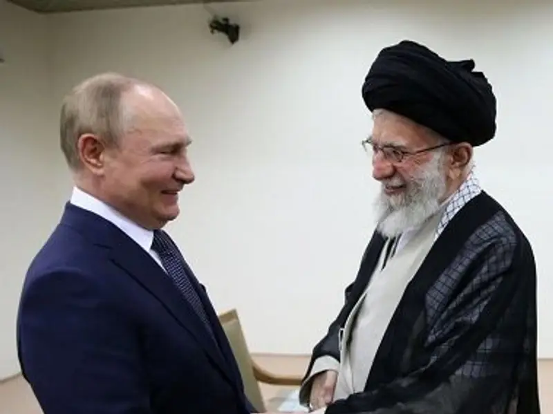 "بلومبرغ":تصاعد القلق الغربي بعد تقديم روسيا تكنولوجيا نووية سرية إلى إيران مقابل الصواريخ