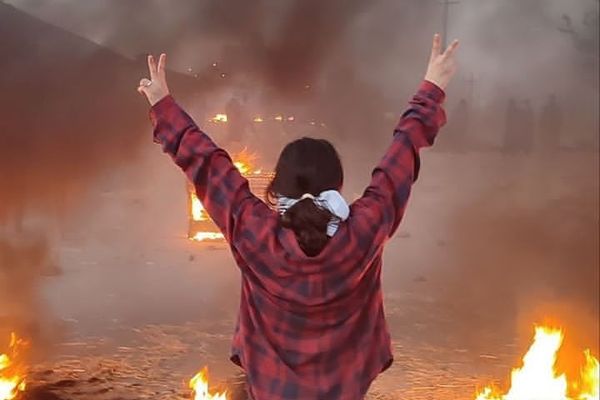 انتفاضة الإيرانيين مستمرة: إضراب للتجار والباعة.. واعتصامات طلابية.. وتشييع للضحايا