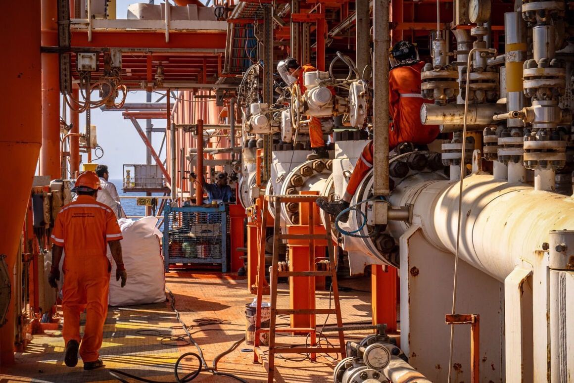Workers carry out maintenance at Platform 18A of Iran’s South Pars gas field, August 2026