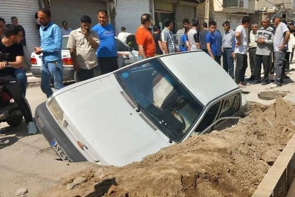 انهيار أرضي في طهران يجرف سيارة بداخله