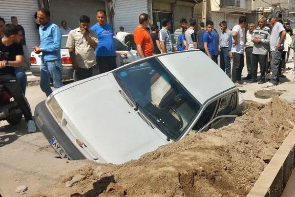 فرونشست، یک پراید را در تهران به داخل زمین کشید