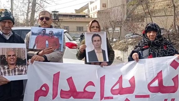 خانوادههای زندانیان سیاسی محکوم به اعدام مقابل زندان اوین تجمع کردند