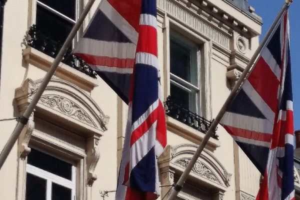 بريطانيا تفرض عقوبات على مؤسس مصرف إيراني بتهمة دعمه للحرس الثوري