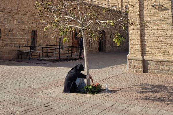 "الربط في عمود".. رمز احتجاجي إيراني ضد التعامل اللاإنساني للأمن مع مواطن بلوشي مقتول