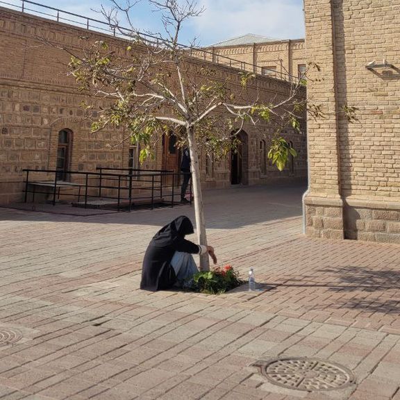 "الربط في عمود".. رمز احتجاجي إيراني ضد التعامل اللاإنساني للأمن مع مواطن بلوشي مقتول