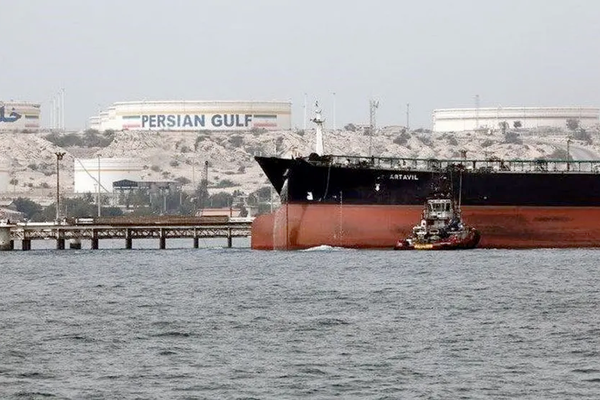 إيران تحاول بيع مخزونها النفطي في الدقيقة 90.. قبل عودة ترامب