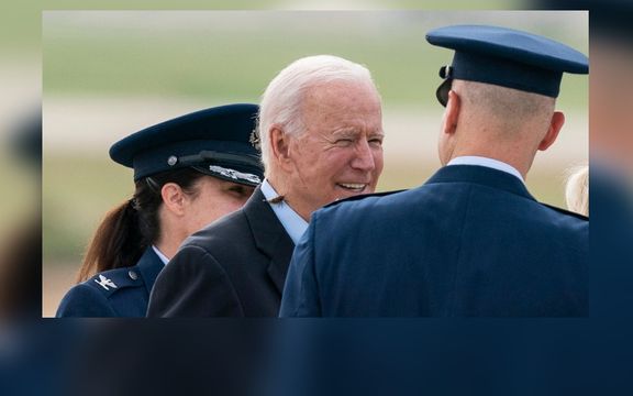 جیرجیرکها باعث تاخیر هفت ساعته پرواز هواپیمای خبرنگاران همراه بایدن به اروپا شدند