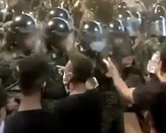 بیش از ۶۵۰ زندانی سیاسی، خانواده دادخواه و فعال مدنی: اعتراض در خیابان حق مردم است