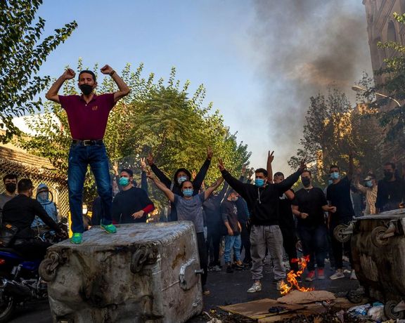 ادامه خیزش انقلابی مردم با تجمع، شعاردهی، شعارنویسی و تخریب نمادهای حکومتی