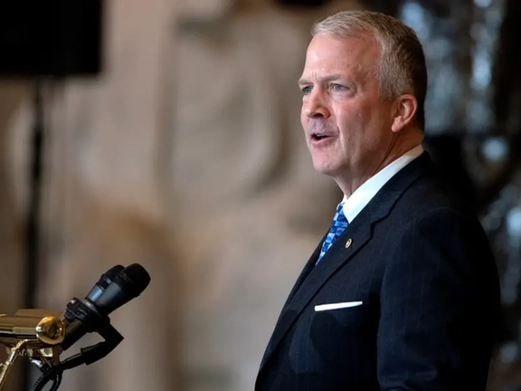 السيناتور دان سوليفان: سياسات بايدن أدت إلى تفاقم تهديد إيران والصين للأمن القومي الأمیركي