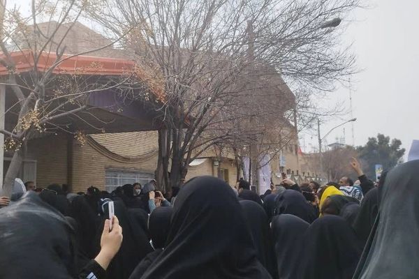 بعد تسمم الطالبات الإيرانيات في "قم".. الأهالي يهتفون أمام مكتب القائمقام: يا عديم الشرف