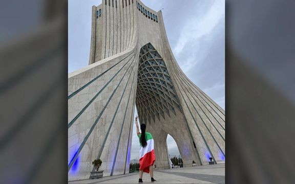 نشان پیروزی با طعم آزادی حرکت اعتراضی زن جوان در میدان آزادی