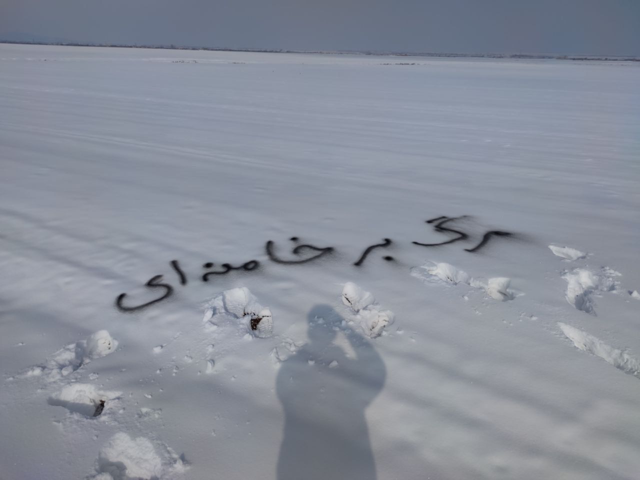 حضور مردم بر مزار جان‌باختگان خیزش سراسری و پخش نذری؛ شعارهای شبانه معترضان در محلات تهران