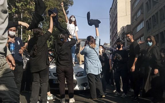 ادامه خیزش انقلابی علیه جمهوری اسلامی با شعاردهی، عمامهپرانی و گرامیداشت کشتهشدگان