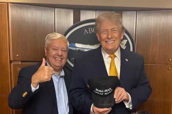 کلاه «عظمت را دوباره به ایران بازگردانیم» در دست ترامپ