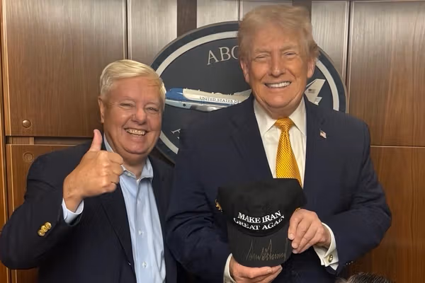 کلاه «عظمت را دوباره به ایران بازگردانیم» در دست دونالد ترامپ