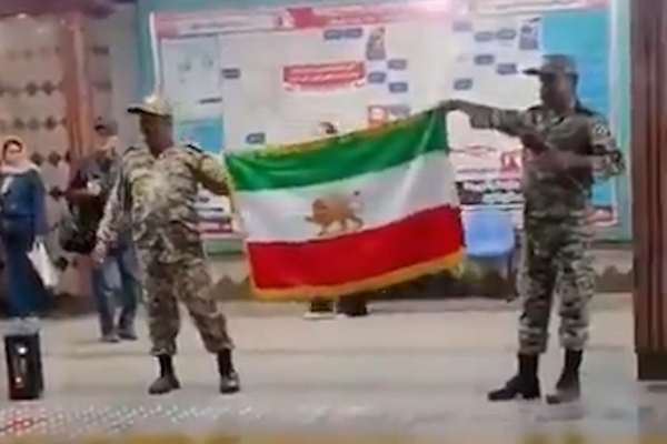 دو مخالف حکومت در مترو بازداشت شدند؛ بازتاب گسترده اعتراض با پرچم شیر و خورشید و لباس ارتش
