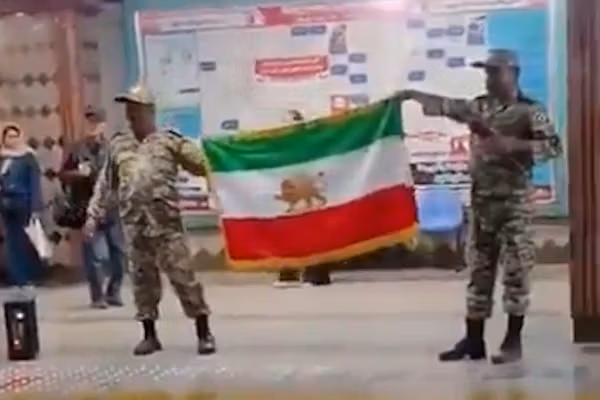 دو مخالف حکومت در مترو بازداشت شدند؛ بازتاب گسترده اعتراض با پرچم شیر و خورشید و لباس ارتش