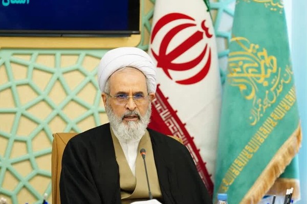 مدير الحوزات العلمية في إيران: لا ينبغي مواصلة التفاوض مع "الكفار" بذريعة الخوف من الحرب