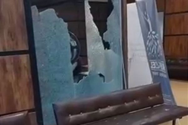 متطرفون يهاجمون حفل مغني "بوب" إيراني بالسكاكين