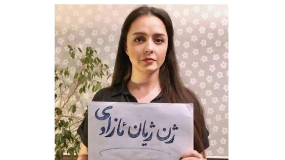 هیچ نهادی مسئولیت محرومیت از پرواز ترانه علیدوستی را بر عهده نمیگیرد