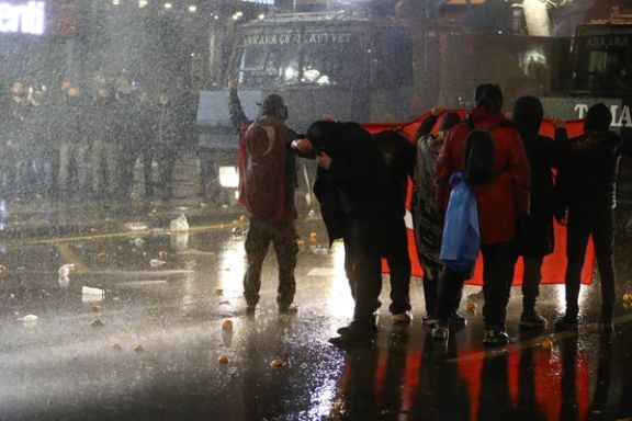 معترضان در مواجهه با شلیک گاز اشکآور پلیس، پشت پرچم ترکیه پناه گرفتهاند