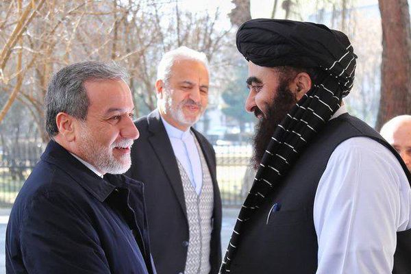 وزير الخارجية الإيراني يزور كابول ويدعو إلى زيادة العلاقات التجارية والثقافية مع طالبان