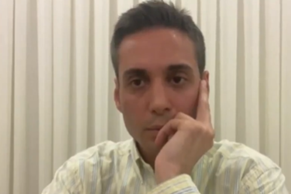 "العفو" الدولية: سنوات الاعتقال والتعذيب دفعت الصحافي الإيراني كيانوش سنجري للانتحار