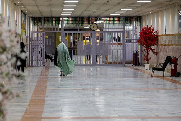 سجينات إيرانيات يشعرن بـ"الإهانة".. بعد إجبارهن على "التعري الكامل" أمام الكاميرات