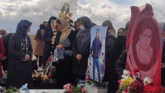 جمعی از خانوادههای دادخواه در دومین سالگرد مهسا: سرتاسر ایران از خون عزیزان ما پوشیده شده