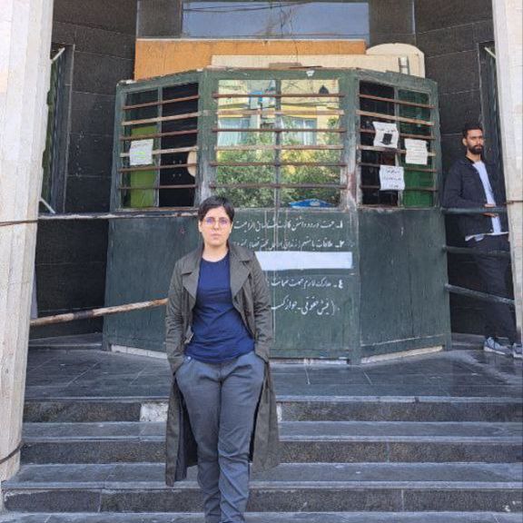 پریسا صالحی، روزنامهنگار و فعال دانشجویی، برای اجرای حکم حبس به زندان کچویی کرج منتقل شد