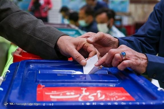 An Iranian man casting his vote in the ballot box