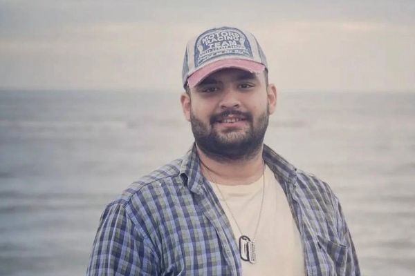 احمد عباسی، بازیگر تئاتر با گلوله ماموران امنیتی در خیابان پیروزی تهران کشته شده است