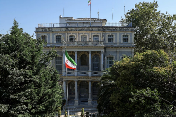 الترويكا الأوروبية تطالب إيران بـ"خطوات واضحة".. وطهران تؤكد "مواصلة الحوار"