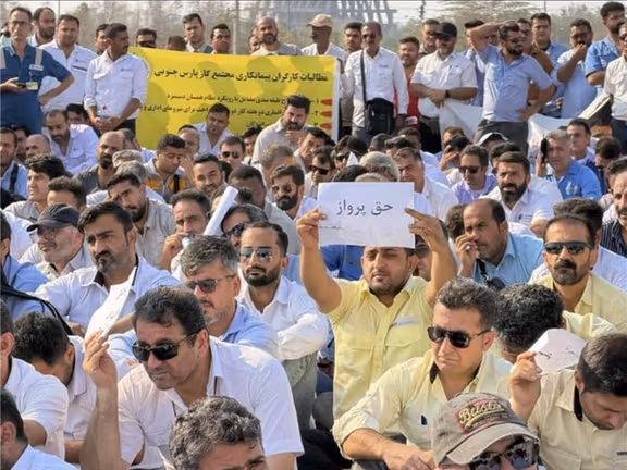 هزاران کارگر پیمانی در پارس جنوبی با درخواست حذف پیمانکاران و همسانسازی حقوق تجمع کردند