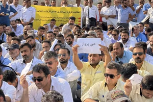 هزاران کارگر پیمانی در پارس جنوبی با درخواست حذف پیمانکاران و همسانسازی حقوق تجمع کردند