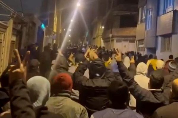 استمرار الانتفاضة الشعبية في إيران.. المحتجون في الشوارع من كامياران إلى طهران