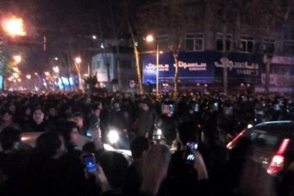انتفاضة إيران: استجابة واسعة لدعوات الإضراب.. والنظام يقطع الإنترنت.. وتزايد عنف الأمن