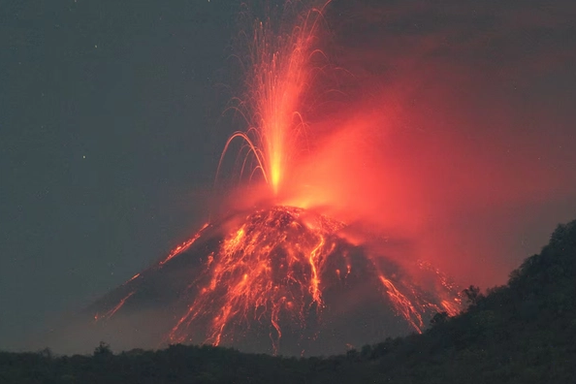 فوران یک آتشفشان در اندونزی ابری از خاکستر را تا ۸ کیلومتر به آسمان فرستاد