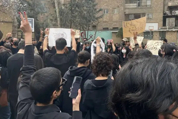 دو دانشجوی دانشگاه تهران به اتهام آتش زدن پرچم جمهوری اسلامی اخراج شدند