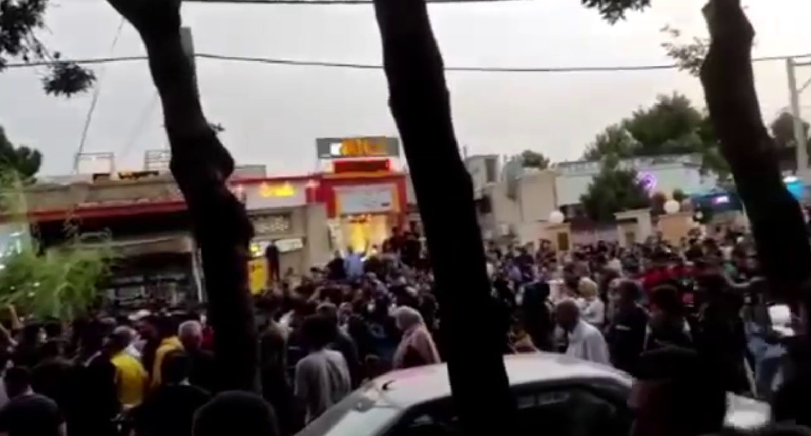 استمرار الاحتجاجات المناهضة للنظام الإيراني وامتدادها إلى محافظة أصفهان وسط البلاد