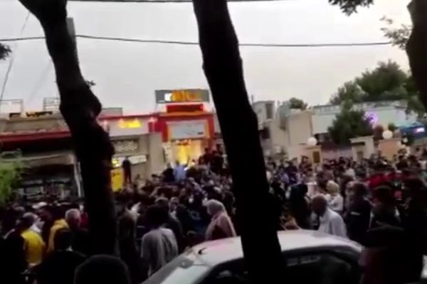 استمرار الاحتجاجات المناهضة للنظام الإيراني وامتدادها إلى محافظة أصفهان وسط البلاد