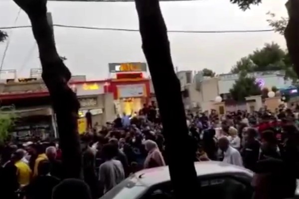 استمرار الاحتجاجات المناهضة للنظام الإيراني وامتدادها إلى محافظة أصفهان وسط البلاد