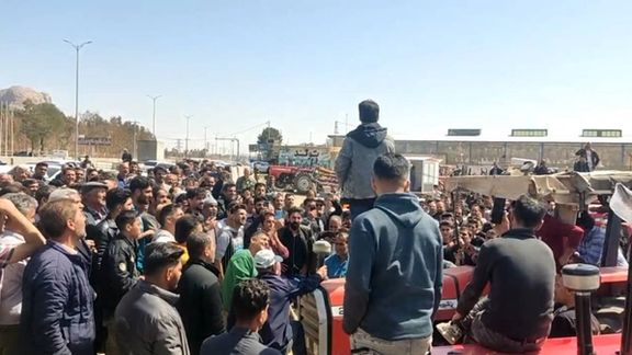 تجمع کشاورزان اصفهانی در اعتراض به بیآبی؛ معترضان خط لوله انتقال آب به یزد را شکستند
