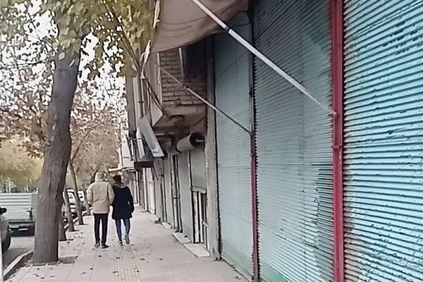 في اليوم الثاني من الإضراب العام.. توقف أصحاب المتاجر في عشرات المدن الإيرانية عن العمل