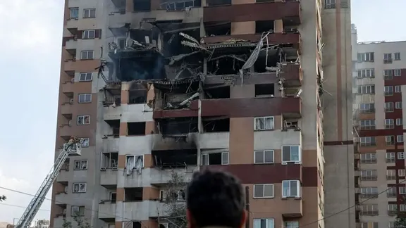 جمهوری اسلامی در میانه جنگ، برای زنان پیامک تهدیدآمیز رعایت حجاب میفرستد