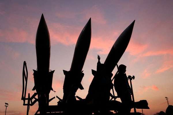 روزنامه زیر نظر خامنهای: سیاست تنشزدایی، منافع ملی و امنیت ما را تضمین نمیکند